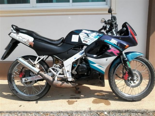 ขายฮอนด้าบีท 110 ทะเบียนเต็มพร้อมโอนเครื่องเดิมยังไม่เคยแกะชุดสีมีแตกหักเหมาะสำหรับนักปั้น ขาย 6900 บาท