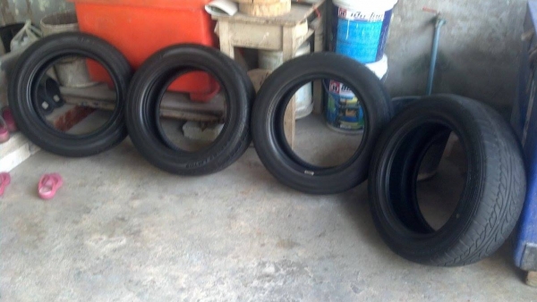 ยางดันลอป 195-55-15 ปี 12 สวยๆ 4 เส้น 3700 บาท