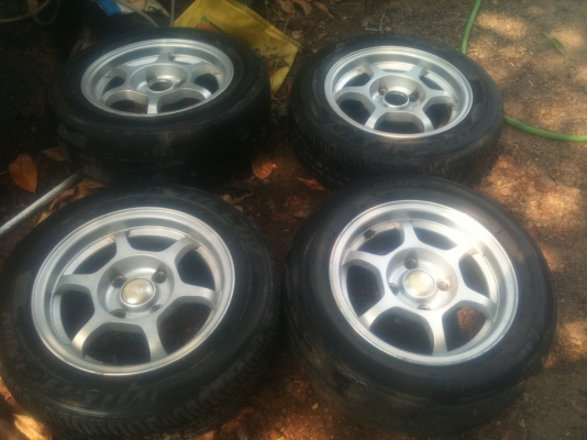 ล้อแม็กพร้อมยางขอบ 14  4 รู 114 กว้าง 6 นิ้ว 6 ก้าน 4วง ขาย 4,500 บาท