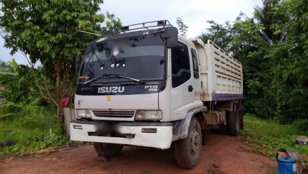 รถอีซูซุ 6 ล้อดั้ม 195 แรงม้า.  ปี 40   สนใจติดต่อ 081 - 6079515