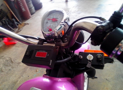 รถสามล้อไฟฟ้าโซล่าเซลล์พลังงานแสงอาทิตย์ 9 ที่นั่ง (Solar Cell Electrical Tricycle) ดัดแปลงรถมอเตอร์ไซด์สามล้อเครื่องยนต์เบ็นซิน 300 ซี.ซี.