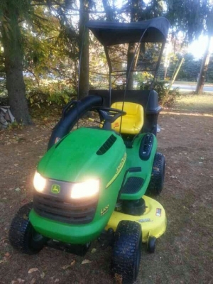 รถตัดหญ้า John Deere นั่งขับ มีหลังคา มีกล่องใส่หญ้า