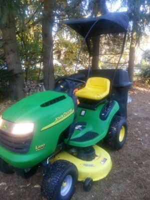 รถตัดหญ้า John Deere นั่งขับ มีหลังคา มีกล่องใส่หญ้า รถตัดหญ้า John Deere นั่งขับ มีหลังคา มีกล่องใส่หญ้า