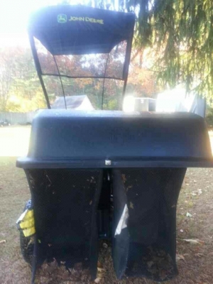 รถตัดหญ้า John Deere นั่งขับ มีหลังคา มีกล่องใส่หญ้า รถตัดหญ้า John Deere นั่งขับ มีหลังคา มีกล่องใส่หญ้า