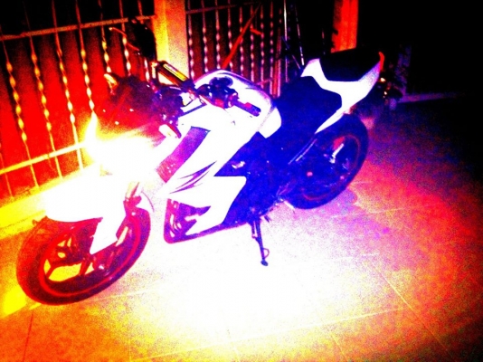 ขายดาวน์ Kawasaki Z250 ปลายปี2556 สีขาวแต่งท่อถูกสวยๆจ้า