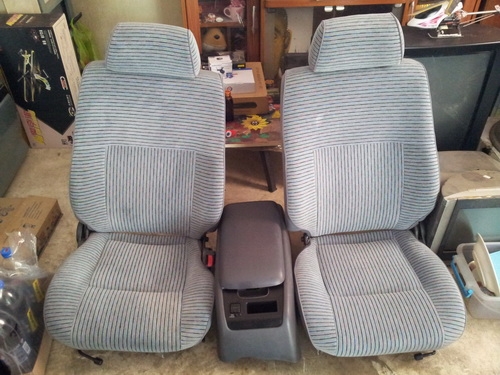 เบาะคัตตอมคุ่หน้า สภาพสวยสุด สีเทาเช้ากับภายในเดิม คู่ละ 3500 ด่วน