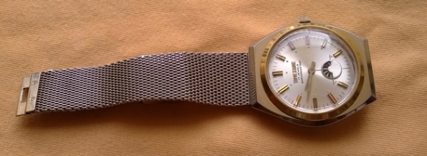 TIME TONE ไขลาน มีช่องบอกจำนวนพลังงานที่เหลือ