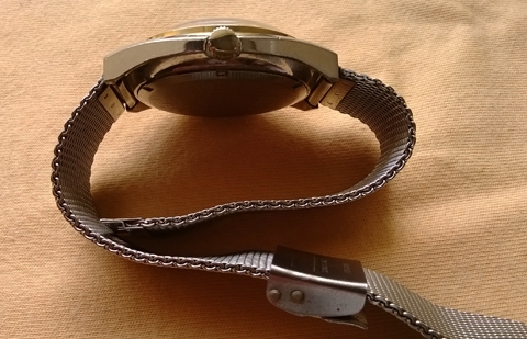 TIME TONE ไขลาน มีช่องบอกจำนวนพลังงานที่เหลือ