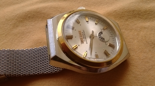 TIME TONE ไขลาน มีช่องบอกจำนวนพลังงานที่เหลือ