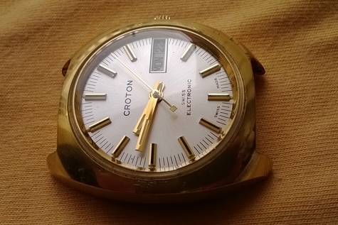 Croton Quatrz+electronic ตัวเรือนสีทองสภาพดีพอใช้ Croton Quatrz+electronic ตัวเรือนสีทองสภาพดีพอใช้