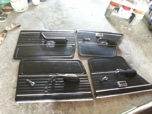 แผงประตูBMW E12 อุปกรครบ ขาดมือหมุน 1 อัน