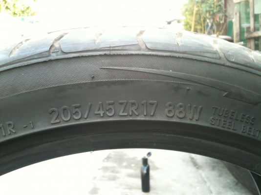 ขายาง 205 / 45 / 17 ปี 11