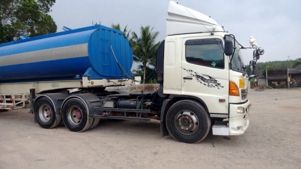 รถฮีโน่ 10 ล้อ หัวลาก 260 แรงม้า. ปี 49  ( ขายเฉพาะหัว ) ( รถวิ่ง 3xx,xxx กว่า กม. )  สนใจติดต่อ  081 - 6079515