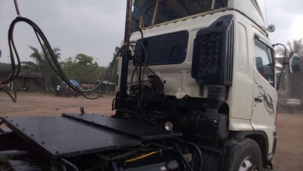 รถฮีโน่ 10 ล้อ หัวลาก 260 แรงม้า. ปี 49  ( ขายเฉพาะหัว ) ( รถวิ่ง 3xx,xxx กว่า กม. )  สนใจติดต่อ  081 - 6079515