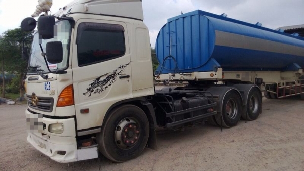 รถฮีโน่ 10 ล้อ หัวลาก 260 แรงม้า. ปี 49  ( ขายเฉพาะหัว ) ( รถวิ่ง 3xx,xxx กว่า กม. )  สนใจติดต่อ  081 - 6079515