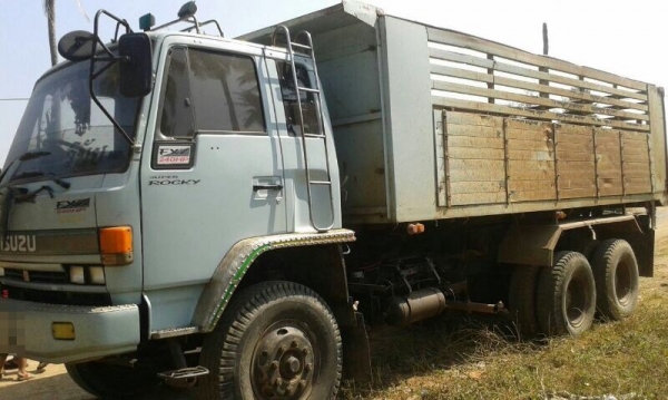 รถอีซูซุ 10 ล้อดั้ม 240 แรงม้า. ปี 39 สนใจติดต่อ 081 - 6079515