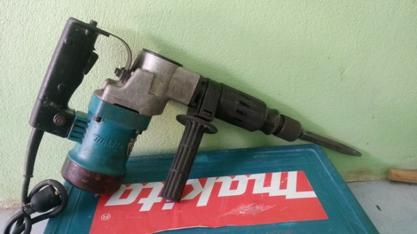 เครื่องสกัดคอนกรีตยี่ห้อmakita 0810T สภาพพร้อมใช้งานมีกล่องเก็บครับ