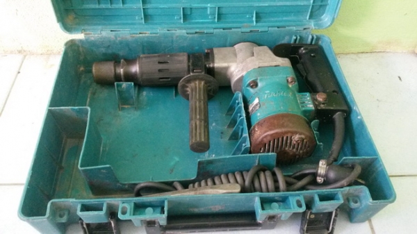 เครื่องสกัดคอนกรีตยี่ห้อmakita 0810T สภาพพร้อมใช้งานมีกล่องเก็บครับ