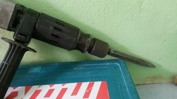 เครื่องสกัดคอนกรีตยี่ห้อmakita 0810T สภาพพร้อมใช้งานมีกล่องเก็บครับ