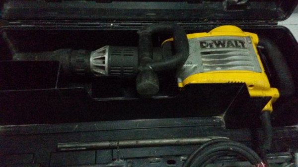เครื่องสกัดคอนกรีตรุ่นใหญ่ DEWALT รุ่นD25900K กำลัง1500วัตต์ พร้อมใช้
