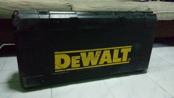 เครื่องสกัดคอนกรีตรุ่นใหญ่ DEWALT รุ่นD25900K กำลัง1500วัตต์ พร้อมใช้