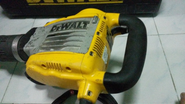 เครื่องสกัดคอนกรีตรุ่นใหญ่ DEWALT รุ่นD25900K กำลัง1500วัตต์ พร้อมใช้