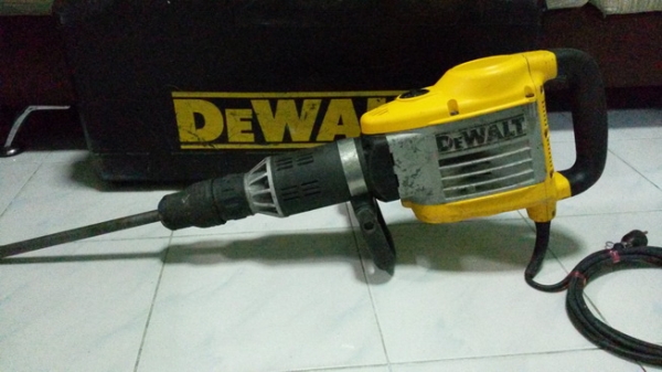 เครื่องสกัดคอนกรีตรุ่นใหญ่ DEWALT รุ่นD25900K กำลัง1500วัตต์ พร้อมใช้