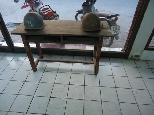 โต๊ะ+หมวกทหาร