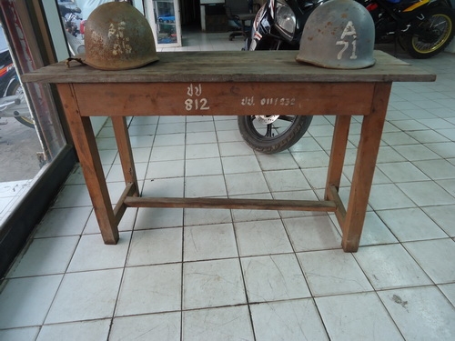 โต๊ะ+หมวกทหาร