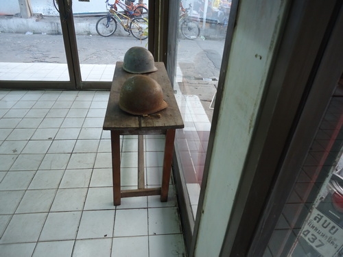 โต๊ะ+หมวกทหาร