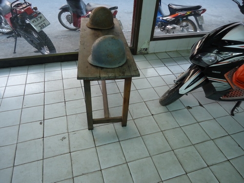 โต๊ะ+หมวกทหาร