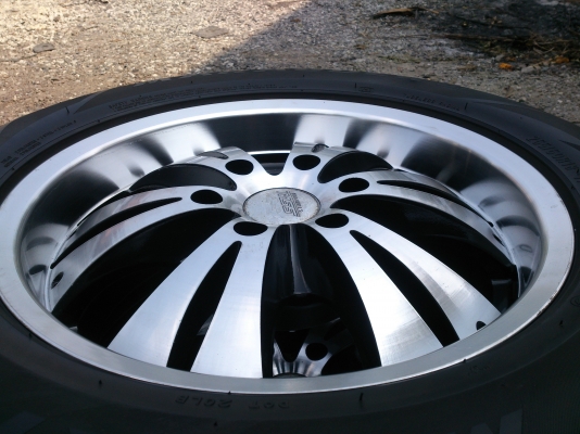 ขายแม็ก 6รู ขอบ18 พร้อมยาง MAXXIS 265/60R18 ยางปี10 สวยๆ 1 ชุด