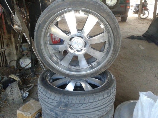 ล้อแม็คขอบ20ฟร้อมยาง ล้อสวย5รูสนไจโทรมาน่ะครับ