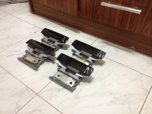 ขายมือเปิดประตูด้านนอก BMW e30 จำนวน4ชิ้น ราคา1000บาท โทร0875077464โส กทม