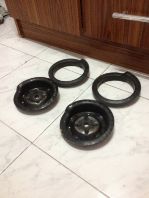ขายถ้วยรองสปริงบนพร้อมยางรอง 1คู่ BMW e30 ราคา400บาท  โทร 0875077464โส กทม