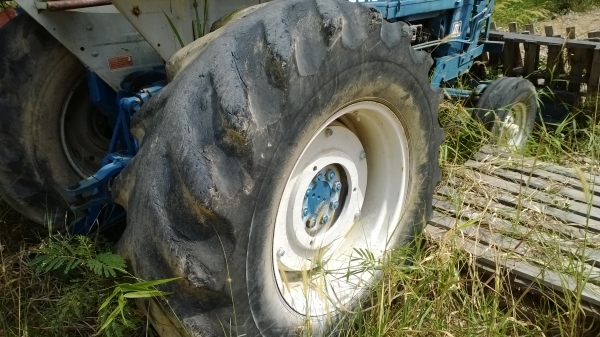 รถไถFORD เครื่องT6 มีเล่มทะเบียน  อุปกรณ์ มีดันหน้า...เจ้าของซื้อมาใช้น้อยมาก...