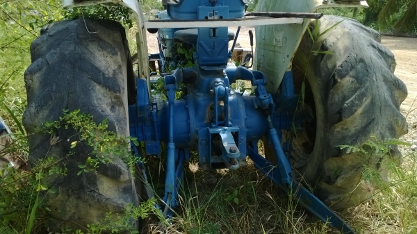 รถไถFORD เครื่องT6 มีเล่มทะเบียน  อุปกรณ์ มีดันหน้า...เจ้าของซื้อมาใช้น้อยมาก...