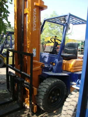 +++ขายรถโฟล์คลิฟท์  TOYOTA 5FD35  เครื่องยนต์ดีเซล เสา 4 เมตร  ยางตันใหม่  4 เส้น เกียร์ธรรมดา งา 1,070  มม.  *** รถสวย สภาพดี พร้อมใช้งาน ราคา รายละเอียดคุยได้ครับ ***