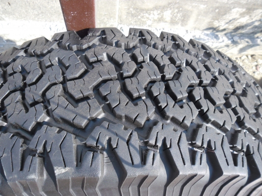 ขายยาง bf 265/75/16 ปี 12 ดอกเต็มติดหนวดกุ้ง จำนวน 1 เส้น