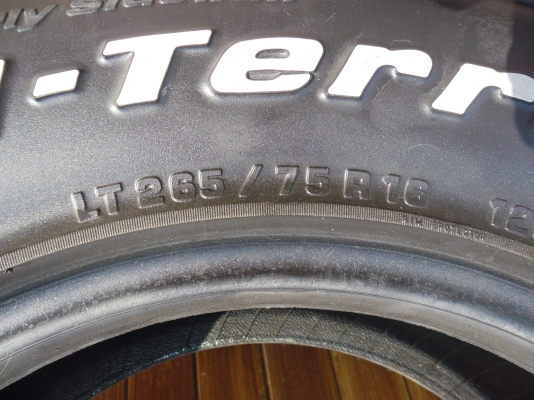 ขายยาง bf 265/75/16 ปี 12 ดอกเต็มติดหนวดกุ้ง จำนวน 1 เส้น