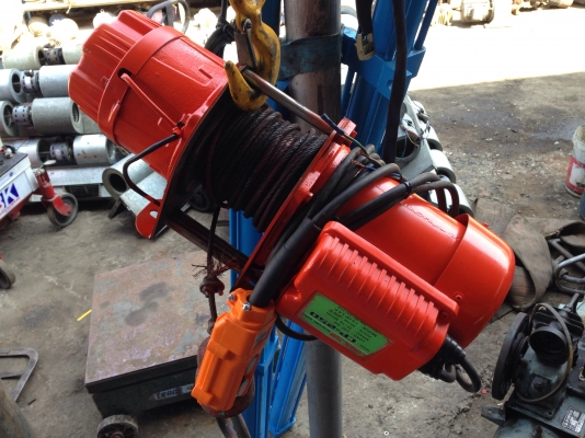 ขายรอกไฟฟ้า ขนาด 250 kg. ไฟบ้าน 220V สภาพพร้อมใช้งาน อุปกรณ์ครบ