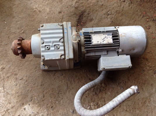 ขายมอเตอร์เกียร์ SEW 1HP. 380V มีเบรคในตัว อัตราทด 1:43 เพลาออกประมาณ 32-34 รอบต่อนาที สภาพสวย พร้อมใช้งาน