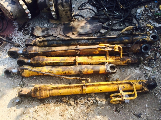 ขายด่วนกระบอกkato hd700 4กระบอกสภาพพร้อมใช้ถอดลงมาจากรถครับ