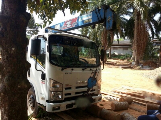 รถอีซูซุ 6 ล้อ  ติดเครน 2.50 ตัน. ( ยกดั้มได้. )  130 แรงม้า. ปี 52  สนใจติดต่อ 081 - 6079515