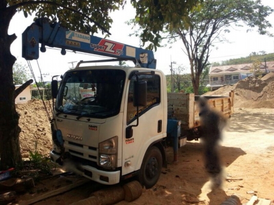 รถอีซูซุ 6 ล้อ  ติดเครน 2.50 ตัน. ( ยกดั้มได้. )  130 แรงม้า. ปี 52  สนใจติดต่อ 081 - 6079515