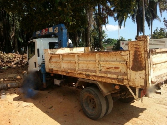 รถอีซูซุ 6 ล้อ  ติดเครน 2.50 ตัน. ( ยกดั้มได้. )  130 แรงม้า. ปี 52  สนใจติดต่อ 081 - 6079515