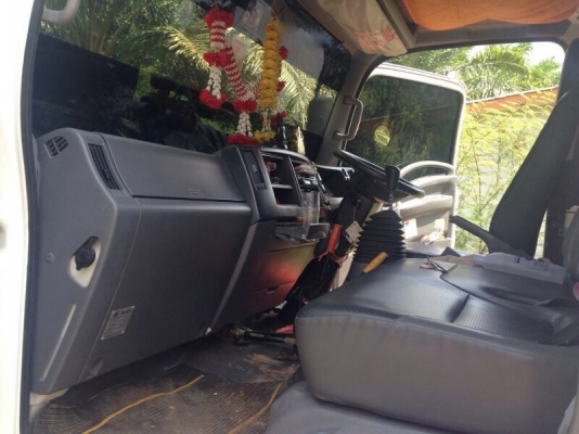 รถอีซูซุ 6 ล้อ  ติดเครน 2.50 ตัน. ( ยกดั้มได้. )  130 แรงม้า. ปี 52  สนใจติดต่อ 081 - 6079515