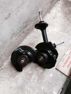 ขายโช้คหน้าพร้อมดุม 4รู100 BMW e30 จำนวน1คู่ ราคา1500บาท โทร0875077464โส กทม