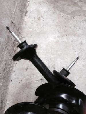 ขายโช้คหน้าพร้อมดุม 4รู100 BMW e30 จำนวน1คู่ ราคา1500บาท โทร0875077464โส กทม