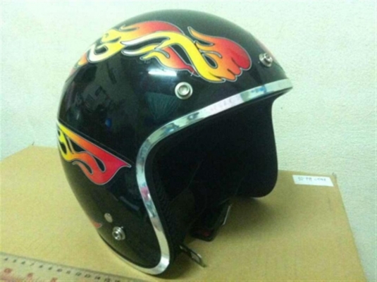 หมวกกันน๊อค ลายไฟ ไม่ทราบรุ่น เก่ายุ่น